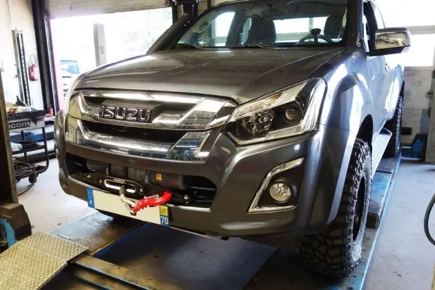KIT DE MONTAGE POUR TREUIL INTEGRE AU PARE CHOC D'ORIGINE POUR ISUZU D-MAX DE 2012 A 2020 Pas Cher