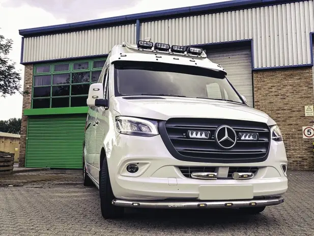 KIT ECLAIRAGE LED LAZER LONGUE PORTEE TRIPLE-R4 Gen2 AVEC INTEGRATION A LA CALANDRE POUR MERCEDES SPRINTER (2018+) Offre Exclusive