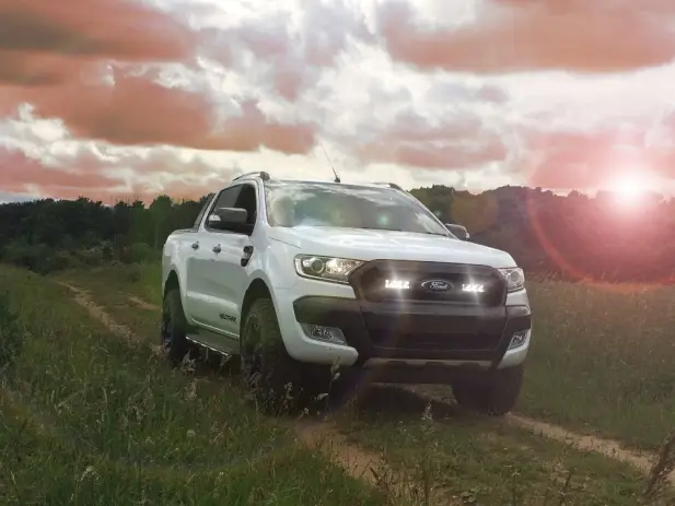 Nouvelle Collection KIT ECLAIRAGE LED LAZER LONGUE PORTEE TRIPLE-R4 Gen2 ELITE AVEC INTEGRATION A LA CALANDRE POUR FORD RANGER (2016-2019)