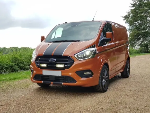 Must-Have KIT ECLAIRAGE LED LAZER LONGUE PORTEE TRIPLE-R4 Gen2 ELITE AVEC INTEGRATION A LA CALANDRE POUR FORD TRANSIT CUSTOM (2018+)