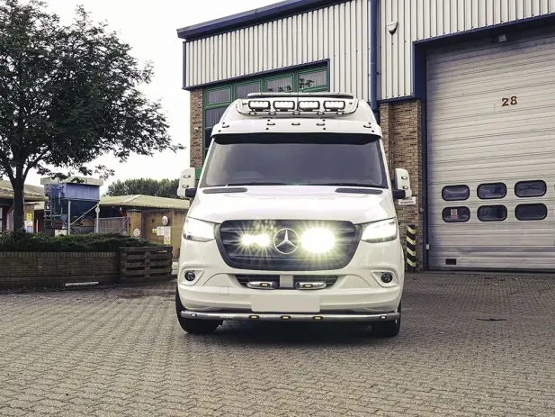 KIT ECLAIRAGE LED LAZER LONGUE PORTEE TRIPLE-R4 Gen2 ELITE AVEC INTEGRATION A LA CALANDRE POUR MERCEDES SPRINTER (2018+) Populaire