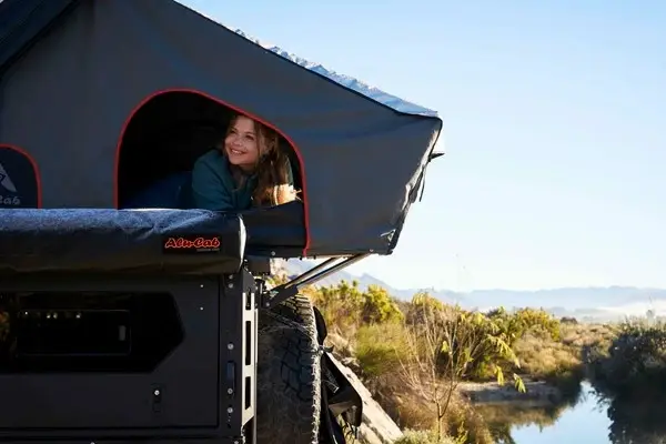 Haute Qualité TOIT RELEVABLE MODCAP AVEC TENTE COMPACT CAMPER ALU-CAB 2 PERSONNES ET PLAQUES MOLLE