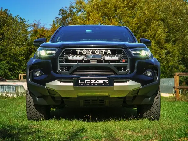 KIT ECLAIRAGE LED LAZER LONGUE PORTEE TRIPLE-R750 AVEC INTEGRATION A LA CALANDRE POUR TOYOTA HILUX GR SPORT 2024+ Jusqu’à Épuisement Des Stocks