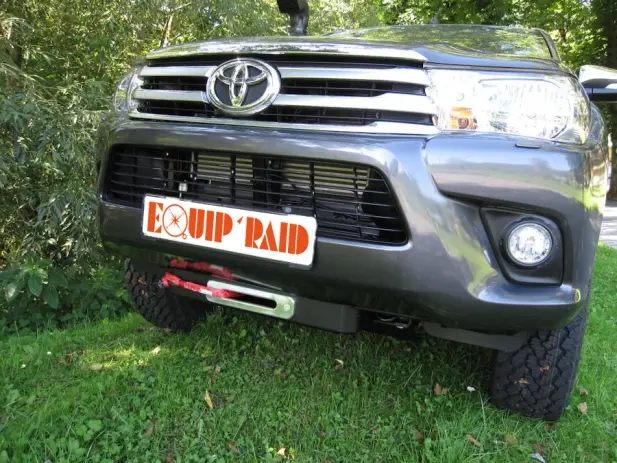 Offre Du Jour PLATINE DE TREUIL INTEGRÉE A LA CALANDRE ET TREUIL WARN VR EVO 10S POUR TOYOTA HILUX REVO 2016+