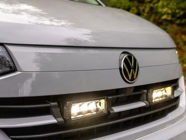 KIT ECLAIRAGE LED LAZER TRIPLE-R 750 BEACON AVEC INTEGRATION A LA CALANDRE POUR VOLKSWAGEN T7 2025+ Meilleur Choix